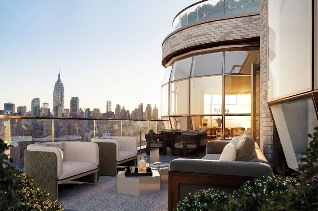 Lantern House terrace and curved bay windows looking toward the Manhattan skyline